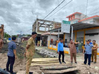 Syaharuddin Alrif Tinjau Pengerukan Drainase, Warga: Terima Kasih Pak Bupati