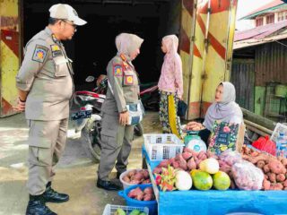 Satpol PP Sidrap Tegas tapi Humanis, Tertibkan Pedagang di Luar Pasar Tanru Tedong