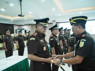 Tuntut Integritas dan Profesionalisme Kajati Sulsel Didik Farkhan Lantik Wakajati Asisten Kajari hingga Koordinator