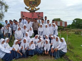 Siswa MA DDI Tellu Limpoe Peringati Hari Pahlawan di TMP Amparita