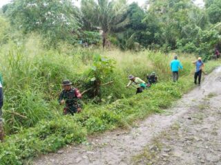 Koramil 03/Maritengngae dan Masyarakat Talumae Bersatu dalam Karya Bakti Pembersihan Saluran Air