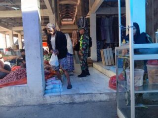 Babinsa Lancirang Pantau Harga dan Stok Bahan Pokok di Pasar Tradisional Pitu Riawa