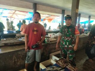 Babinsa Koramil 1420-07/Baranti Turun ke Pasar, Cek Harga dan Ketersediaan Bahan Pokok Dukung Ketahanan Pangan Nasional