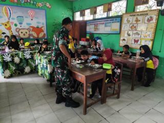 Babinsa Kodim 1420/Sidrap Kawal Program Makan Gratis Bergizi di Sekolah Wilayah Kabupaten Sidrap