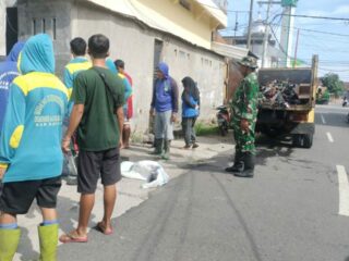 Babinsa Koramil 1420-03/Maritengngae dan Warga Gotong Royong Keruk Saluran Air di Kelurahan Wala, Cegah Potensi Banjir