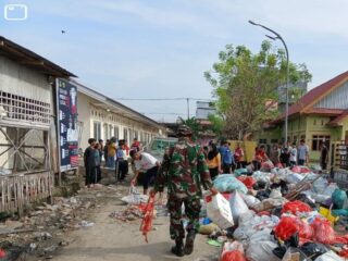 Babinsa Lancirang Pimpin Gotong Royong Bersihkan Pasar Tradisional dari Tumpukan Sampah