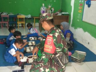 Babinsa Kodim 1420/Sidrap Dukung Penuh Program Makan Bergizi Gratis di Sekolah Wilayah Sidrap