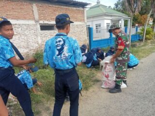 TNI, Siswa, dan Warga Masyarakat Bersatu dalam Karya Bakti Bersihkan Saluran Air di Rappang, Sidrap