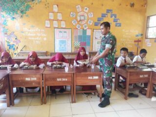 Babinsa Kodim 1420/Sidrap Kawal Distribusi Makanan Bergizi untuk 47.364 Sasaran Prioritas