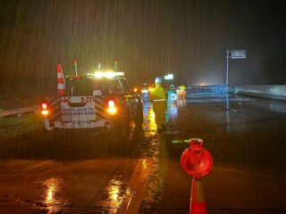 HUTAMA KARYA LAKUKAN PENANGANAN DAN DUKUNG TANGGAP DARURAT BENCANA DI BEBERAPA RUAS TOL SUMATRA, IMBAU PENGGUNA JALAN TOL BERHATI-HATI