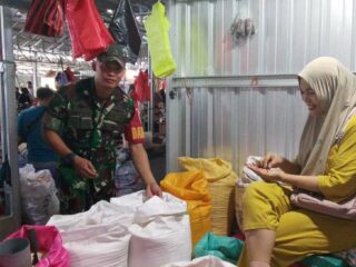 TNI Jaga Stabilitas Harga, Babinsa Koramil 1420-04/Watang Pulu Pantau Ketersediaan dan Harga Sembako di Pasar Lawawoi Sidrap