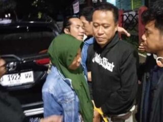 Pegawai Tikam Kepala Kantor Pos Takalar, Pelaku Akhirnya Tertangkap: Keluarga Menangis Saat Pengawalan