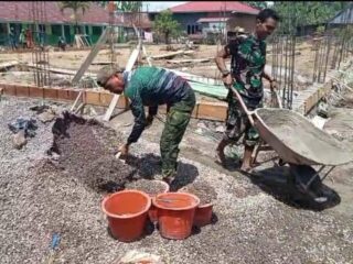 ​Danramil 1420-05/Dua Pitue Turun Langsung Bantu Pembangunan Koperasi di Desa Bulu Cenrana