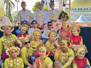 Pemimpin BRI Cabang Sengkang-Wajo Turut Meriahkan Sengkang Silk Fashion Karnaval di Festival Danau Tempe 2025