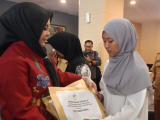 Anak Wajo Itu Menggenggam Santunan, Tapi Sesungguhnya Ia Sedang Menggenggam Sisa-sisa Hidupnya