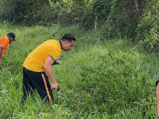 PLH Kapolsek Pitu Riase Turun Tangan, Kerja Bakti di Poros Bila–Barukku Diserbu Warga