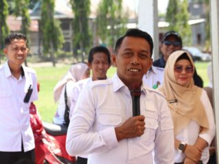 Serahkan Mobil Sampah di Pitu Riawa, Bupati Tekankan Pemanfaatan Maksimal bagi Masyarakat