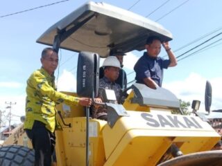 Bupati Sidrap Turun Langsung Operasikan Alat Berat di Proyek Jalan Poros Amparita Teteaji