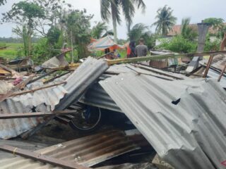Hanya Beberapa Menit, Puting Beliung Tinggalkan Kerusakan Luas di Pinrang