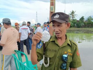Gokil Bapak Ini, Nekat Minta “Gigi Palsu” ke Bupati Saat Panen IP 300