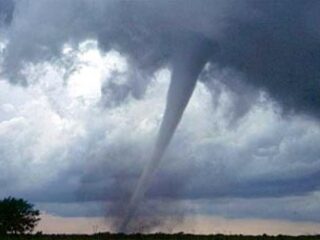 "Neraka" di Barru, Atap Rumah Terangkat dalam Hitungan Menit