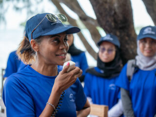 EIB Global Gandeng Banyak Mitra Bersihkan Pantai dan Pulihkan Terumbu Karang di Kepulauan Seribu, 130 Kg Sampah Terangkat