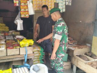 Babinsa Ramil 03/Maritengngae Pantau Harga Bahan Pokok di Pasar Sentral Pangkajene