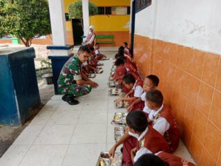 Babinsa Kodim 1420/Sidrap Dampingi Pendistribusian Makan Bergizi Gratis di Kabupaten Sidrap