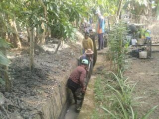 Sambut Hari Juang TNI AD 2025, Babinsa dan Warga Padangloang Alau Gelar Karya Bakti Bersihkan Saluran Air