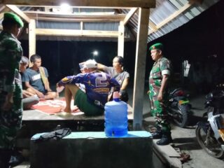 Babinsa Koramil 07/Baranti Jaga Keamanan, Serka Mustakin dan Sertu Sahabuddin Pimpin Patroli Siskamling