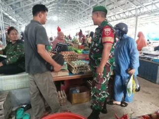 Babinsa Koramil 1420-04/Watang Pulu Pantau Ketersediaan dan Harga Bahan Pokok di Pasar Lawawoi Sidrap