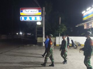 Sinergi TNI dan Damkar: Babinsa Koramil 1420-01/Panca Lautang Gelar Patroli Siskamling di Desa Corawali