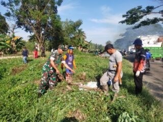 Babinsa Koramil 1420-07/Baranti Pimpin Karya Bakti Bersihkan Saluran Air di Desa Passeno