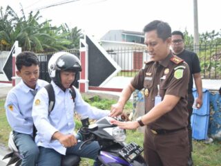 Kajari Majene Turun ke Jalan, Ramah Menyapa Warga dalam Aksi Hakordia 2025