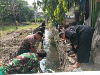 ​Batipers Kodim 1420/Sidrap Pimpin Karya Bakti Bersihkan Saluran Air, Jaga Kebersihan dan Antisipasi Banjir