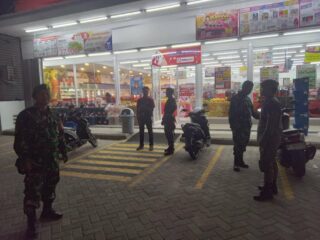 ​Ciptakan Kamtibmas Kondusif, Anggota Koramil 1420-04/Watang Pulu dan Satpol PP Gelar Patroli Malam Bersama