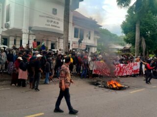 Ribuan Warga Enrekang Tolak Tambang Emas, Usir Investor, Aksi Memanas di DPRD