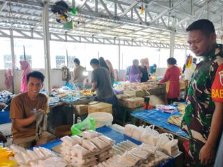 Babinsa Koramil 04/Watang Pulu Cek Stabilitas Harga dan Keamanan di Pasar Lawawoi Dukung Ketahanan Pangan Nasional