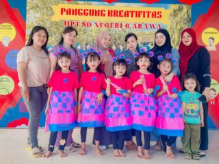 Kostum Daur Ulang Warnai Penampilan Siswa Kelas 1B SDN 6 Arawa