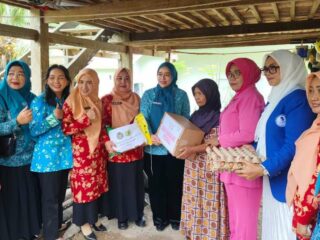 Aji Ratna Pimpin Perempuan Lintas Instansi Salurkan Bantuan di Momen Hari Ibu 2025