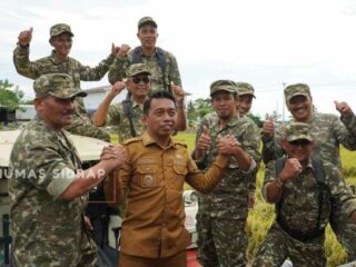 Operasikan Combine Harvester, Bupati Syaharuddin Panen IP 300 di Desa Mario