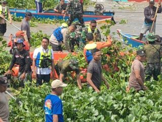 Peringati Hari Juang TNI AD, Dandim 1420/Sidrap Pimpin Karya Bakti Bersihkan Danau Sidenreng