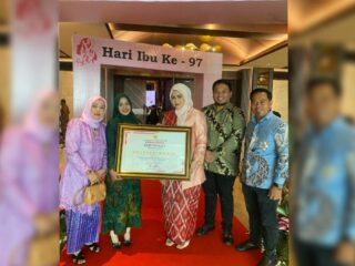 Sulfianingsih Banggakan Enrekang, Raih Penghargaan Perempuan Inspiratif Sulsel dari Gubernur