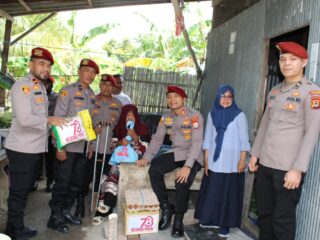 Kasat Reskrim AKP Ambarita Pimpin Penyaluran Bantuan ke Warga Kurang Mampu di Sidrap