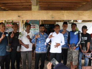 Bermalam di Desa, Bupati Sidrap Serahkan BLT dan Bibit Tanaman di Pitu Riase