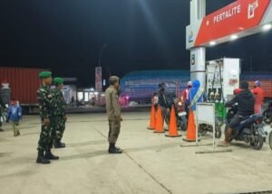 Perkuat Sinergitas, Babinsa Koramil 1420-04 dan Satpol PP Gelar Patroli Keamanan di Watang Pulu