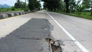 Lubang dan Retakan Menganga di Jalur Trans Sulawesi Pangkep–Barru