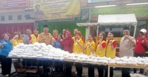 Ny Marinijal Zakiyuddin Harahap Turun Langsung Bagikan 800 Takjil dari Yayasan Lansia Merdeka Indonesia di Medan Helvetia