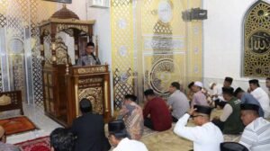 Bupati Syaharuddin Sampaikan Pesan Zakat dan Sedekah saat Tarawih di Pitu Riawa