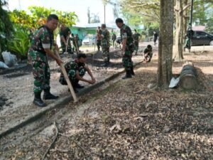 Peduli Lingkungan, Personel Kodim 1420/Sidrap Gotong Royong Bersihkan Drainase Asrama